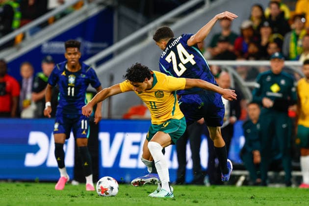 SOCCER AUSTRALIA BRAZIL, Marcus Younis of Australia and Jair Cunha of Brazil compete for the ball during the Queensland Football Series International Friendly, Länderspiel, Nationalmannschaft match between the Socceroos and Brazil at Suncorp Stadium in Brisbane, Tuesday, September 29, 2026. ( NO ARCHIVING, EDITORIAL USE ONLY  Copyright: xRUSSELLxFREEMANx 20260929128056707089