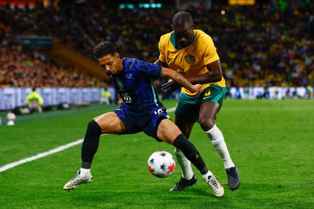 SOCCER AUSTRALIA BRAZIL, Mauro Junior of Brazil and Jason Geria of Australia compete for the ball during the Queensland Football Series International Friendly, Länderspiel, Nationalmannschaft match between the Socceroos and Brazil at Suncorp Stadium in Brisbane, Tuesday, September 29, 2026. ( NO ARCHIVING, EDITORIAL USE ONLY  Copyright: xRUSSELLxFREEMANx 20260929113292575210