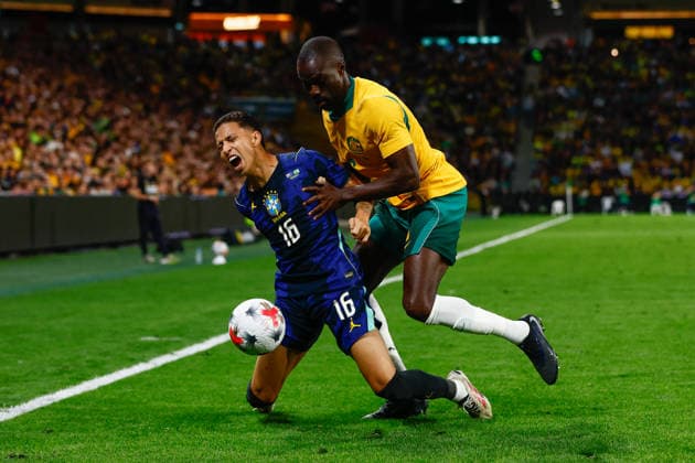 SOCCER AUSTRALIA BRAZIL, Mauro Junior of Brazil and Jason Geria of Australia compete for the ball during the Queensland Football Series International Friendly, Länderspiel, Nationalmannschaft match between the Socceroos and Brazil at Suncorp Stadium in Brisbane, Tuesday, September 29, 2026. ( NO ARCHIVING, EDITORIAL USE ONLY  Copyright: xRUSSELLxFREEMANx 20260929121865858410
