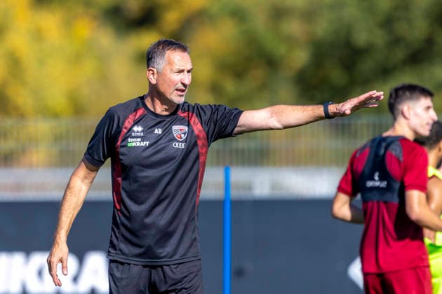 Ingolstadt, Germany, September 29, 2026; 3rd League 2026–2027; FC Ingolstadt 04; Training; Pictured: FCI Coach Achim Beierlorzer gesturing on the field at the Audi Sportpark Bayern training facility Copyright: xFotostandx xSchäferx
