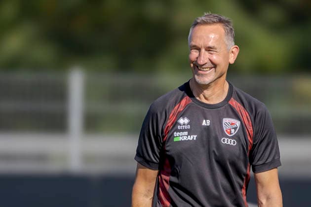 Ingolstadt, Germany, September 29, 2026; 3. Liga 2026–2027; FC Ingolstadt 04; Training; Pictured: FCI Coach Achim Beierlorzer smiling on the field at the Audi Sportpark Bayern training facility Copyright: xFotostandx xSchäferx