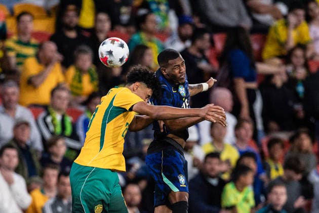 BRISBANE, AUSTRALIA - SEPTEMBER 29: Lucas Herrington of Australia (L) and Rayan of Brazil (R) fight for possession during the International Friendly, Länderspiel, Nationalmannschaft football match between Australia and Brazil at Suncorp Stadium on September 29, 2026 in Brisbane, Australia. (Photo by Ricardo Nogueira Sports Press Photo) Copyright: xRicardoxNogueira SportsxPressxPhotox Sportspressphoto_SPR242109