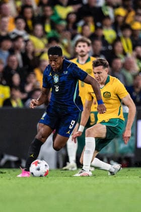 BRISBANE, AUSTRALIA - SEPTEMBER 29: Endrick of Brazil (L) runs with the ball under pressure from Paul Okon Engstler of Australia (R) during the International Friendly, Länderspiel, Nationalmannschaft football match between Australia and Brazil at Suncorp Stadium on September 29, 2026 in Brisbane, Australia. (Photo by Ricardo Nogueira Sports Press Photo) Copyright: xRicardoxNogueira SportsxPressxPhotox Sportspressphoto_SPR242110