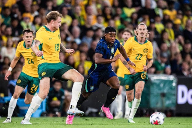 BRISBANE, AUSTRALIA - SEPTEMBER 29: Endrick of Brazil (C) runs with the ball under pressure from Harry Souttar of Australia (L) during the International Friendly, Länderspiel, Nationalmannschaft football match between Australia and Brazil at Suncorp Stadium on September 29, 2026 in Brisbane, Australia. (Photo by Ricardo Nogueira Sports Press Photo) Copyright: xRicardoxNogueira SportsxPressxPhotox Sportspressphoto_SPR242111