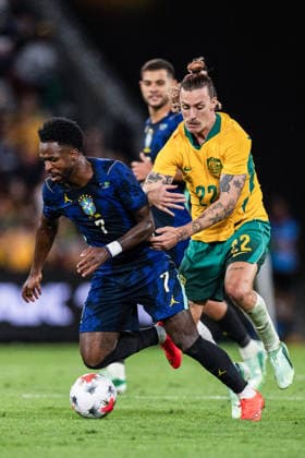 BRISBANE, AUSTRALIA - SEPTEMBER 29: Vinicius Junior of Brazil (L) runs with the ball under pressure from Jackson Irvine of Australia (R) during the International Friendly, Länderspiel, Nationalmannschaft football match between Australia and Brazil at Suncorp Stadium on September 29, 2026 in Brisbane, Australia. (Photo by Ricardo Nogueira Sports Press Photo) Copyright: xRicardoxNogueira SportsxPressxPhotox Sportspressphoto_SPR242120