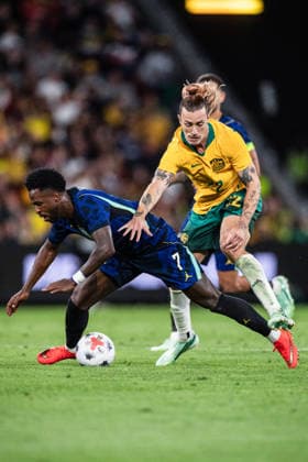 BRISBANE, AUSTRALIA - SEPTEMBER 29: Vinicius Junior of Brazil (L) and Jackson Irvine of Australia (R) fight for possession during the International Friendly, Länderspiel, Nationalmannschaft football match between Australia and Brazil at Suncorp Stadium on September 29, 2026 in Brisbane, Australia. (Photo by Ricardo Nogueira Sports Press Photo) Copyright: xRicardoxNogueira SportsxPressxPhotox Sportspressphoto_SPR242121
