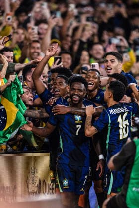BRISBANE, AUSTRALIA - SEPTEMBER 29: Vinicius Junior of Brazil celebrates after scoring the team s fourth goal with teammates during the International Friendly, Länderspiel, Nationalmannschaft football match between Australia and Brazil at Suncorp Stadium on September 29, 2026 in Brisbane, Australia. (Photo by Ricardo Nogueira Sports Press Photo) Copyright: xRicardoxNogueira SportsxPressxPhotox Sportspressphoto_SPR242128