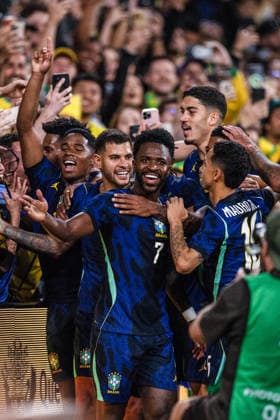 BRISBANE, AUSTRALIA - SEPTEMBER 29: Vinicius Junior of Brazil celebrates after scoring the team s fourth goal with teammates during the International Friendly, Länderspiel, Nationalmannschaft football match between Australia and Brazil at Suncorp Stadium on September 29, 2026 in Brisbane, Australia. (Photo by Ricardo Nogueira Sports Press Photo) Copyright: xRicardoxNogueira SportsxPressxPhotox Sportspressphoto_SPR242130