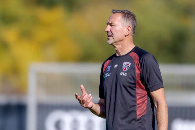 Ingolstadt, Germany, September 29, 2026; 3rd Division 2026–2027; FC Ingolstadt 04; Training; Pictured: FCI Coach Achim Beierlorzer gesturing on the field at the Audi Sportpark Bayern training facility Copyright: xFotostandx xSchäferx
