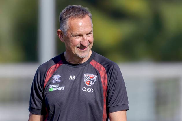 Ingolstadt, Germany, September 29, 2026; 3rd Division 2026–2027; FC Ingolstadt 04; Training; Pictured: FCI Coach Achim Beierlorzer smiling on the field at the Audi Sportpark Bayern training facility Copyright: xFotostandx xSchäferx