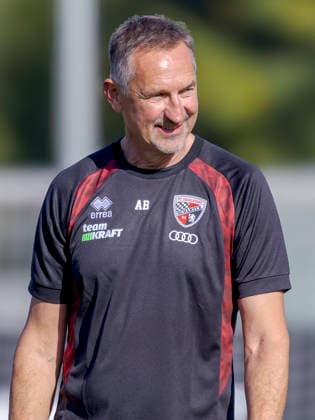 Ingolstadt, Germany, September 29, 2026; 3rd Division 2026–2027; FC Ingolstadt 04; Training; Pictured: FCI Coach Achim Beierlorzer smiling on the field at the Audi Sportpark Bayern training facility Copyright: xFotostandx xSchäferx