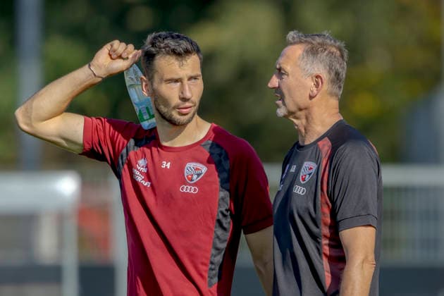 Ingolstadt, Germany, September 29, 2026; 3rd Division 2026–2027; FC Ingolstadt 04 Training; Pictured, from left: Lukas Fröde (FCI) and Coach Achim Beierlorzer (FCI); Audi Sportpark Bayern Training Facility, Bavaria Copyright: xFotostandx xSchäferx