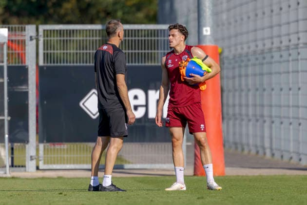 Ingolstadt, Germany, September 29, 2026; 3. Liga 2026–2027; FC Ingolstadt 04 Training; Pictured, from left: Coach Achim Beierlorzer (FCI) and Dennis Kaygin (FCI); Audi Sportpark Bayern training facility Copyright: xFotostandx xSchäferx