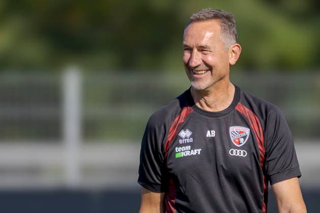 Ingolstadt, Germany, September 29, 2026; 3. Liga 2026–2027; FC Ingolstadt 04; Training; Pictured: Coach Achim Beierlorzer of FCI smiling on the field at the Audi Sportpark Bayern training facility Copyright: xFotostandx xSchäferx