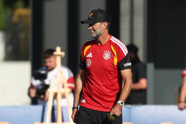 Jürgen Klopp, Germany, national team coach holding a piece of grass, GER, German national team, training, soccer, UEFA Nations League, 2026–2027 season, September 29, 2026, GER, German national team, training, soccer, UEFA Nations League, 2026–2027 season, September 29, 2026, Herzogenaurach Copyright: xEibner-Pressefoto JennixMaulx EP_JML