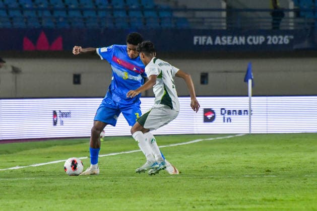 Philipines v Pakistan - FIFA ASEAN CUP 2026 Philippines national team, Nationalteam player Tabinas Paul (right) competes for the ball with Pakistan national team player Rehman Abdul (left) during a match at the 2026 FIFA ASEAN Cup at SI Jalak Harupat Stadium in Bandung, West Java, Indonesia, on September 29, 2026. The Philippines-Pakistan match ended in a 2-2 draw. BANDUNG West Java Indonesia  Copyright: xKhairizalxMarisx originalFilename:maris-philipin260929_npgaD.jpg