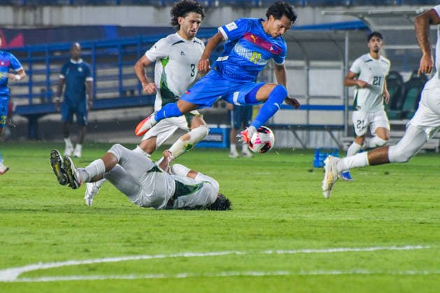 Philipines v Pakistan - FIFA ASEAN CUP 2026 Philippines national team, Nationalteam player Schneider Randy dodges a slide tackle by a Pakistan national team player during a match at the 2026 FIFA ASEAN Cup at SI Jalak Harupat Stadium in Bandung, West Java, Indonesia, on September 29, 2026. The match ends in a 2-2 draw. BANDUNG West Java Indonesia  Copyright: xKhairizalxMarisx originalFilename:maris-philipin260929_npGlR.jpg