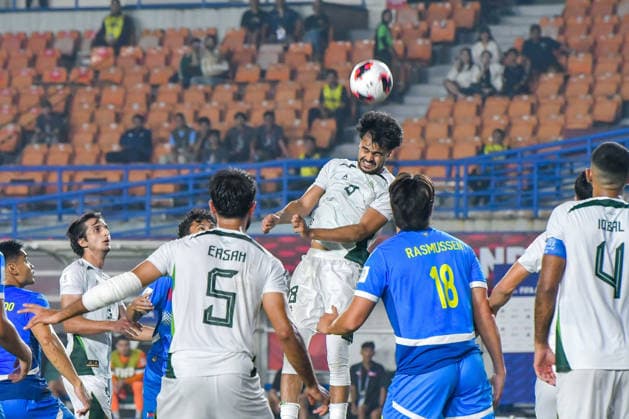 Philipines v Pakistan - FIFA ASEAN CUP 2026 Pakistani national team, Nationalteam soccer player Shahzad Abdul heads the ball during a match against the Philippine national team at the 2026 FIFA ASEAN Cup at SI Jalak Harupat Stadium in Bandung, West Java, Indonesia, on September 26, 2026. The match between the Philippines and Pakistan ended in a 2-2 draw. BANDUNG West Java Indonesia  Copyright: xKhairizalxMarisx originalFilename:maris-philipin260929_npgsW.jpg
