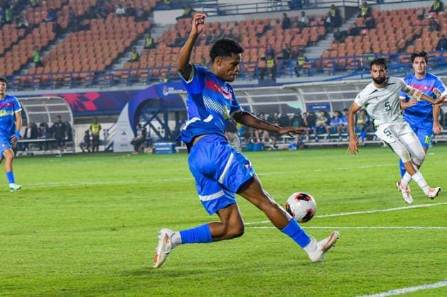 Philipines v Pakistan - FIFA ASEAN CUP 2026 Philippines national team, Nationalteam player Tabinas Paul dribbles the ball during a match against Pakistan national team at the 2026 FIFA ASEAN Cup at SI Jalak Harupat Stadium in Bandung, West Java, Indonesia, on September 29, 2026. The Philippines-Pakistan match ended in a 2-2 draw. BANDUNG West Java Indonesia  Copyright: xKhairizalxMarisx originalFilename:maris-philipin260929_npPnA.jpg
