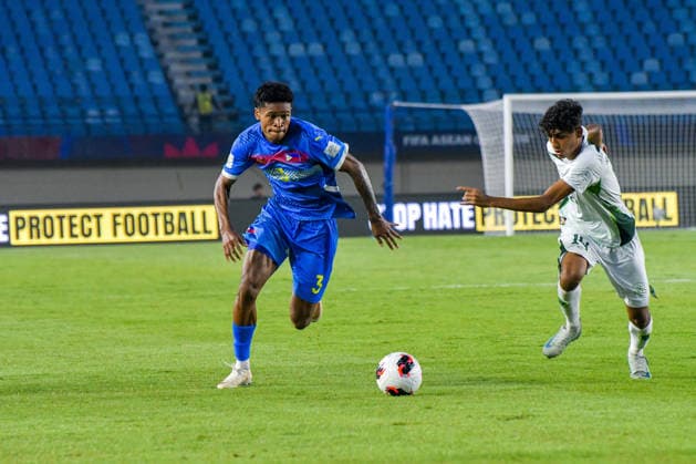 Philipines v Pakistan - FIFA ASEAN CUP 2026 Philippines national team, Nationalteam player Tabinas Paul (left) competes for the ball with Pakistan national team player Rehman Abdul (right) during a match at the 2026 FIFA ASEAN Cup at SI Jalak Harupat Stadium in Bandung, West Java, Indonesia, on September 29, 2026. The Philippines-Pakistan match ended in a 2-2 draw. BANDUNG West Java Indonesia  Copyright: xKhairizalxMarisx originalFilename:maris-philipin260929_np0Ix.jpg