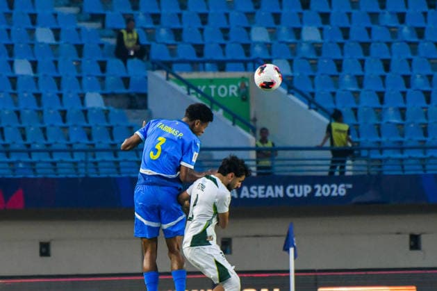 Philipines v Pakistan - FIFA ASEAN CUP 2026 Philippines national team, Nationalteam player Tabinas Paul (left) competes for the ball with Pakistan national team player Fazal Mohammad (right) during a match at the 2026 FIFA ASEAN Cup at SI Jalak Harupat Stadium in Bandung, West Java, Indonesia, on September 29, 2026. The Philippines-Pakistan match ended in a 2-2 draw. BANDUNG West Java Indonesia  Copyright: xKhairizalxMarisx originalFilename:maris-philipin260929_np6SB.jpg