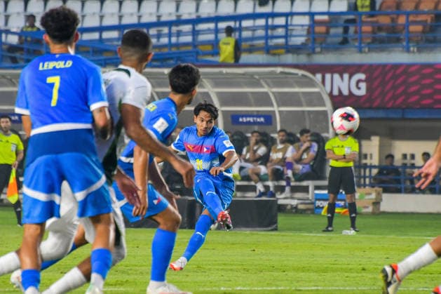 Philipines v Pakistan - FIFA ASEAN CUP 2026 Philippines national team, Nationalteam player Schneider Randy (left) competes for the ball with a Pakistan national team player during a match at the 2026 FIFA ASEAN Cup at SI Jalak Harupat Stadium in Bandung, West Java, Indonesia, on September 29, 2026. The Philippines-Pakistan match ended in a 2-2 draw. BANDUNG West Java Indonesia  Copyright: xKhairizalxMarisx originalFilename:maris-philipin260929_np8yW.jpg