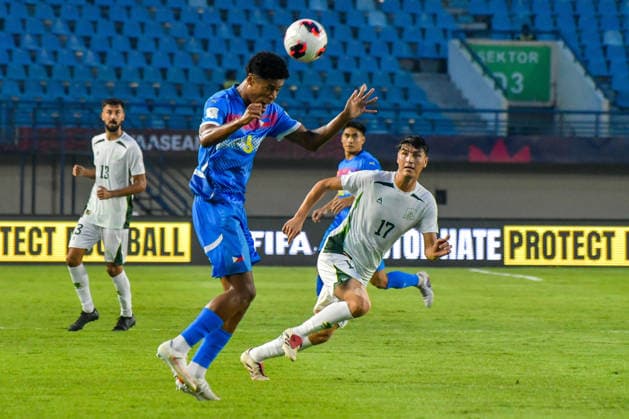 Philipines v Pakistan - FIFA ASEAN CUP 2026 Philippines national team, Nationalteam player Tabinas Paul (left) competes for the ball with Pakistan national team player Agha Ali (right) during a match at the 2026 FIFA ASEAN Cup at SI Jalak Harupat Stadium in Bandung, West Java, Indonesia, on September 29, 2026. The Philippines-Pakistan match ended in a 2-2 draw. BANDUNG West Java Indonesia  Copyright: xKhairizalxMarisx originalFilename:maris-philipin260929_npD6s.jpg