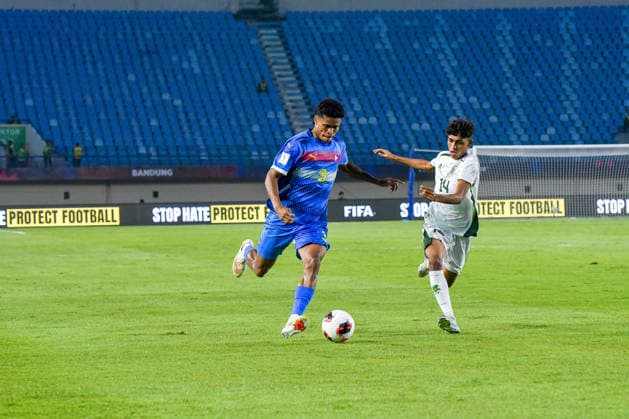 Philipines v Pakistan - FIFA ASEAN CUP 2026 Philippines national team, Nationalteam player Tabinas Paul (left) competes for the ball with Pakistan national team player Rehman Abdul (right) during a match at the 2026 FIFA ASEAN Cup at SI Jalak Harupat Stadium in Bandung, West Java, Indonesia, on September 29, 2026. The Philippines-Pakistan match ended in a 2-2 draw. BANDUNG West Java Indonesia  Copyright: xKhairizalxMarisx originalFilename:maris-philipin260929_npFy2.jpg