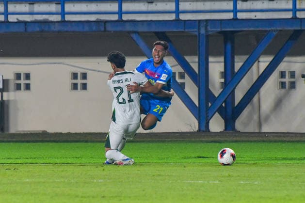 Philipines v Pakistan - FIFA ASEAN CUP 2026 Philippines national team, Nationalteam player Sato Daisuke (right) competes for the ball with Pakistan national team player Zeb Haris (left) during a match at the 2026 FIFA ASEAN Cup at SI Jalak Harupat Stadium in Bandung, West Java, Indonesia, on September 29, 2026. The Philippines-Pakistan match ended in a 2-2 draw. BANDUNG West Java Indonesia  Copyright: xKhairizalxMarisx originalFilename:maris-philipin260929_nplzm.jpg