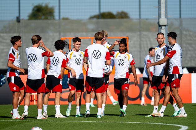 September 29, 2026, GER, Soccer, Men s, UEFA Nations League, Training, DFB National Team Germany: Tom Bischof (Germany), Florian Wirtz (Germany), Serge Gnabry (Germany), Waldemar Anton (Germany), and the Herzogenaurach Team at the Adidas Basecamp Halftime Bayern (Germany) Copyright: xNordphoto Memmlerx