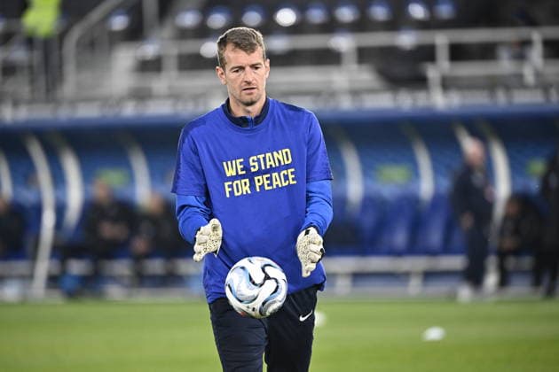 LKS 20260929 Goalkeeper and captain Lukas Hradecky of Team Finland wears a jersey with the message We stand for peace ahead of the UEFA Nations League Group C1 football match between Finland and Belarus in Helsinki, Finland, on September 29, 2026. Despite Belarus s support for Russia during its full-scale war in Ukraine, its national team, Nationalteam is still allowed to compete internationally under certain conditions. The decision to host the match in Finland has drawn criticism from Ukraine’s ambassador and embassy. - RONI REKOMAA Helsinki Finland mUXKy3EGWlw  Copyright: xRonixRekomaax mUXKy3EGWlw