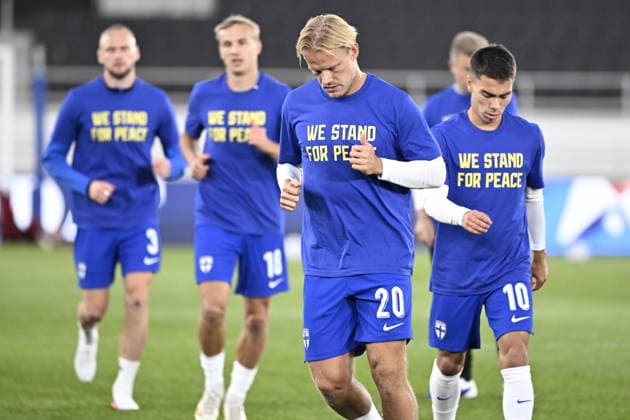 LKS 20260929 Joel Pohjanpalo (C) and players of Team Finland wear jerseys with the message We stand for peace ahead of the UEFA Nations League Group C1 football match between Finland and Belarus in Helsinki, Finland, on September 29, 2026. Despite Belarus s support for Russia during its full-scale war in Ukraine, its national team, Nationalteam is still allowed to compete internationally under certain conditions. The decision to host the match in Finland has drawn criticism from Ukraine’s ambassador and embassy. - RONI REKOMAA Helsinki Finland EnpjxyVW_Kk  Copyright: xRonixRekomaax EnpjxyVW_Kk