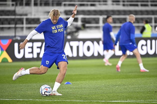 LKS 20260929 Joel Pohjanpalo of Team Finland wears a jersey with the message We stand for peace ahead of the UEFA Nations League Group C1 football match between Finland and Belarus in Helsinki, Finland, on September 29, 2026. Despite Belarus s support for Russia during its full-scale war in Ukraine, its national team, Nationalteam is still allowed to compete internationally under certain conditions. The decision to host the match in Finland has drawn criticism from Ukraine’s ambassador and embassy. - RONI REKOMAA Helsinki Finland 43NPU2N6cQ4  Copyright: xRonixRekomaax 43NPU2N6cQ4