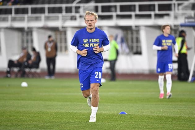 Joel Pohjanpalo of Team Finland wears a jersey with the message We stand for peace ahead of the UEFA Nations League Group C1 football match between Finland and Belarus in Helsinki, Finland, on September 29, 2026. Despite Belarus s support for Russia during its full-scale war in Ukraine, its national team, Nationalteam is still allowed to compete internationally under certain conditions. The decision to host the match in Finland has drawn criticism from Ukraine’s ambassador and embassy. - RONI REKOMAA Helsinki Finland wvo90w-IqoM  Copyright: xRonixRekomaax wvo90w-IqoM