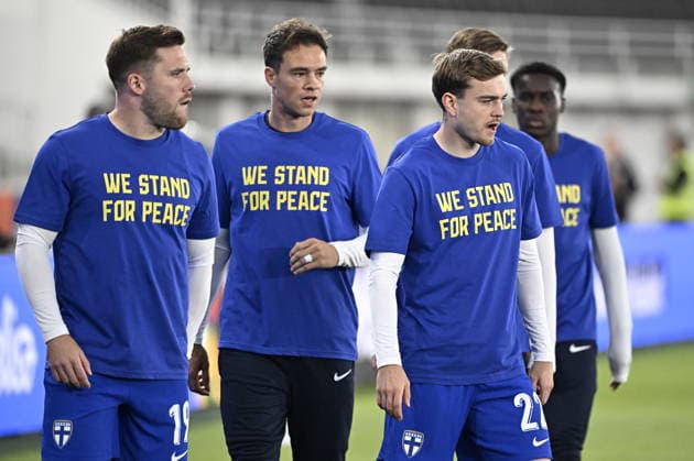 LKS 20260929 Benjamin Källman (L) and players of Team Finland wear jerseys with the message We stand for peace ahead of the UEFA Nations League Group C1 football match between Finland and Belarus in Helsinki, Finland, on September 29, 2026. Despite Belarus s support for Russia during its full-scale war in Ukraine, its national team, Nationalteam is still allowed to compete internationally under certain conditions. The decision to host the match in Finland has drawn criticism from Ukraine’s ambassador and embassy. - RONI REKOMAA Helsinki Finland IewIfpUDu5k  Copyright: xRonixRekomaax IewIfpUDu5k