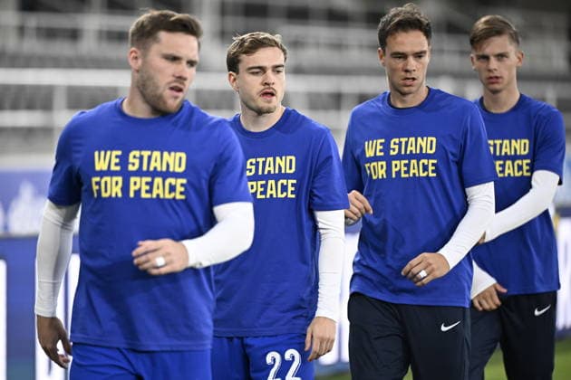 Benjamin Källman (L) and players of Team Finland wear jerseys with the message We stand for peace ahead of the UEFA Nations League Group C1 football match between Finland and Belarus in Helsinki, Finland, on September 29, 2026. Despite Belarus s support for Russia during its full-scale war in Ukraine, its national team, Nationalteam is still allowed to compete internationally under certain conditions. The decision to host the match in Finland has drawn criticism from Ukraine’s ambassador and embassy. - RONI REKOMAA Helsinki Finland Xxzg6dL3an0  Copyright: xRonixRekomaax Xxzg6dL3an0