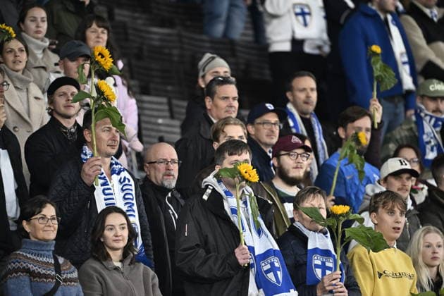 LKS 20260929 Spectators hold sunflowers during the UEFA Nations League League C Group C1 football match between Finland and Belarus in Helsinki, Finland, on September 29, 2026. - RONI REKOMAA Helsinki Finland Ogsug4sNq7o  Copyright: xRonixRekomaax Ogsug4sNq7o