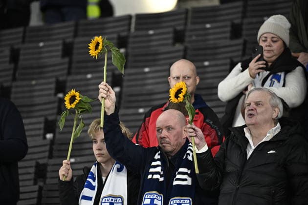 LKS 20260929 Spectators hold sunflowers as support for Ukraine during the UEFA Nations League League C Group C1 football match between Finland and Belarus in Helsinki, Finland, on September 29, 2026. - RONI REKOMAA Helsinki Finland 0t5oiiFcWUg  Copyright: xRonixRekomaax 0t5oiiFcWUg