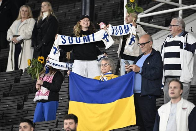 LKS 20260929 Spectators hold sunflowers and Ukrainian flag as support for Ukraine during the UEFA Nations League League C Group C1 football match between Finland and Belarus in Helsinki, Finland, on September 29, 2026. - RONI REKOMAA Helsinki Finland 91HAeroRafQ  Copyright: xRonixRekomaax 91HAeroRafQ