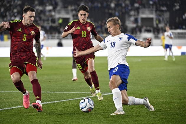 LKS 20260929 Topi Keskinen (R) of Finland vies with Vladislav Kalinin (L) and Anton Lukashov of Belarus during the UEFA Nations League League C Group C1 football match between Finland and Belarus in Helsinki, Finland, on September 29, 2026. - RONI REKOMAA Helsinki Finland TeDCCvkb9eI  Copyright: xRonixRekomaax TeDCCvkb9eI