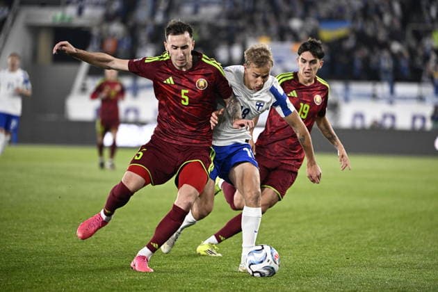 LKS 20260929 Topi Keskinen (C) of Finland vies with Vladislav Kalinin (L) and Anton Lukashov of Belarus during the UEFA Nations League League C Group C1 football match between Finland and Belarus in Helsinki, Finland, on September 29, 2026. - RONI REKOMAA Helsinki Finland OVgzH7OD5Tg  Copyright: xRonixRekomaax OVgzH7OD5Tg
