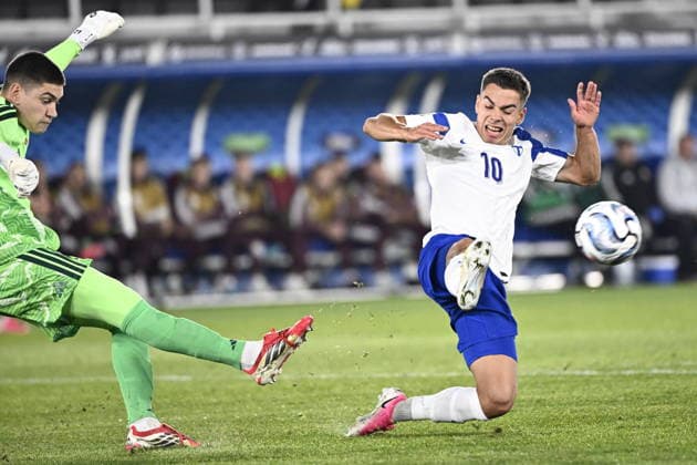 LKS 20260929 Goalkeeper Fedor Lapoukhov (L) of Belarus shoots pass Leo Walta of Finland during the UEFA Nations League League C Group C1 football match between Finland and Belarus in Helsinki, Finland, on September 29, 2026. - RONI REKOMAA Helsinki Finland FTNHdlqx2mg  Copyright: xRonixRekomaax FTNHdlqx2mg