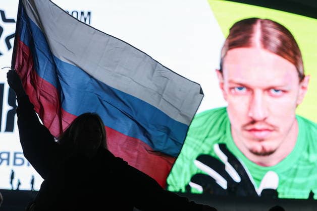 RUSSIA, KAZAN - SEPTEMBER 29, 2026: A football fan waves the Russian national flag before the start of a football friendly match between the national teams of Russia and Iran at Ak Bars Arena 2026 Football Friendly Match: Russia - Iran  - ZUMAt113 20260929_zaa_t113_418 Copyright: xYegorxAleyevx