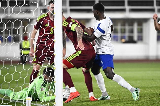 LKS 20260929 Goalkeeper Fedor Lapoukhov of Belarus makes a save against Tony Miettinen (R) of Finland during the UEFA Nations League League C Group C1 football match between Finland and Belarus in Helsinki, Finland, on September 29, 2026. - RONI REKOMAA Helsinki Finland RyNoNtfS_40  Copyright: xRonixRekomaax RyNoNtfS_40