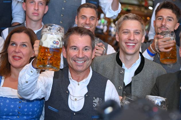 President Gernot MANG 1860, Mayor Dominik KRAUSE Traditional Oktoberfest visit by TSV 1860 Munich; team at the Hacker-Pschorr tent on October 19, 2026, at the Theresienwiese in Munich
