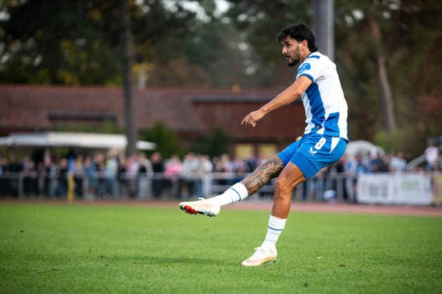 Friendly Match: Hertha BSC vs. Hertha 03 Zehlendorf Berlin, September 29, 2026 Friendly Match: Kevin SESSA of Hertha BSC No. 8 shoots the ball toward the goal during the match between Hertha BSC and Hertha 03 Zehlendorf at the Ernst Reuter Sportfeld on September 29, 2026, in Berlin, Germany Copyright: xBEAUTIFULxSPORTS Kuehnx
