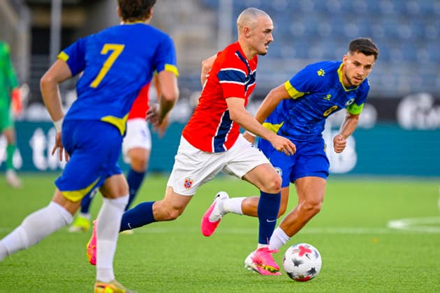 U21 European Championship Qualifier: Norway vs. Bosnia and Herzegovina, Stavanger, September 29, 2026. Norway’s Marius Sivertsen Broholm (left) in a duel with Bosnia and Herzegovina’s Anes Krdzalic during the U21 European Championship qualifier between Norway and Bosnia and Herzegovina at Lyse Arena in Stavanger. Photo by Carina Johansen, NTB, Stavanger, Norway. EDITORIAL USE ONLY. RESTRICTED USE FOR BETTING COMPANIES  Copyright: xCarinaxJohansenx xNTBx