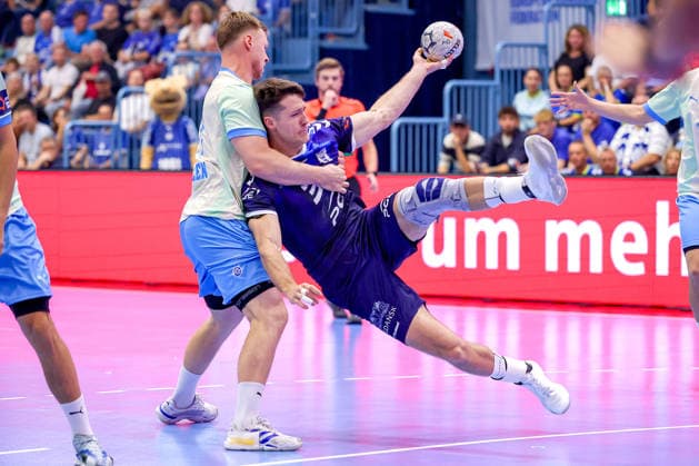 September 29, 2026, Handball, EL, VfL Gummersbach vs. PGE Wybrzeza Gdansk, Matchday 1 of the EHF European League, 2026–27 Men’s Season, Schwalbe Arena: Wiktor Tomczak (PGE 30) is marked by Kristjan Horzen (VfL Gummersbach 27) at the circle; North Rhine-Westphalia, Germany