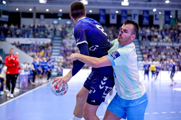 September 29, 2026, Handball, EL, VfL Gummersbach vs. PGE Wybrzeza Gdansk, Matchday 1 of the EHF European League, 2026–27 Men’s Season, Schwalbe Arena: Filip Michalowicz (PGE 87) is held by Milos Vujovic (VfL Gummersbach 06), North Rhine-Westphalia, Germany