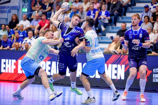 September 29, 2026, Handball, EL, VfL Gummersbach vs. PGE Wybrzeza Gdansk, Matchday 1 of the EHF European League, 2026–27 Men’s Season, Schwalbe Arena: Marcin Peplinski (PGE 34) shoots the ball toward the goal against Kristjan Horzen (VfL Gummersbach 27) and Alex Dujshebaev (VfL Gummersbach 10), North Rhine-Westphalia, Germany